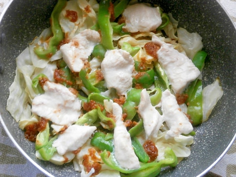 鶏ムネ肉と野菜のごま味噌蒸し